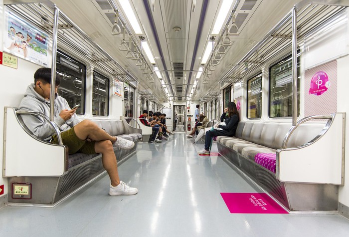 Tại sao tàu điện ngầm ở Seoul được gọi là &quot;chuyến tàu địa ngục&quot;? - Ảnh 5.