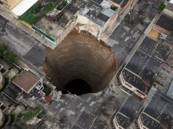 Điều gì sẽ xảy ra nếu bạn đào một cái hố xuyên qua Trái Đất và nhảy vào đó? - Ảnh 2.