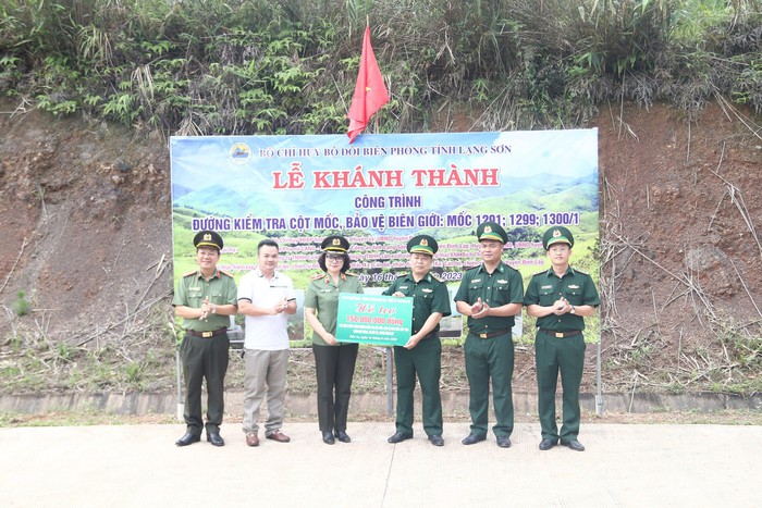 Phụ nữ công an nhân dân tặng quà cho trẻ em nghèo biên giới Lạng Sơn  - Ảnh 2.