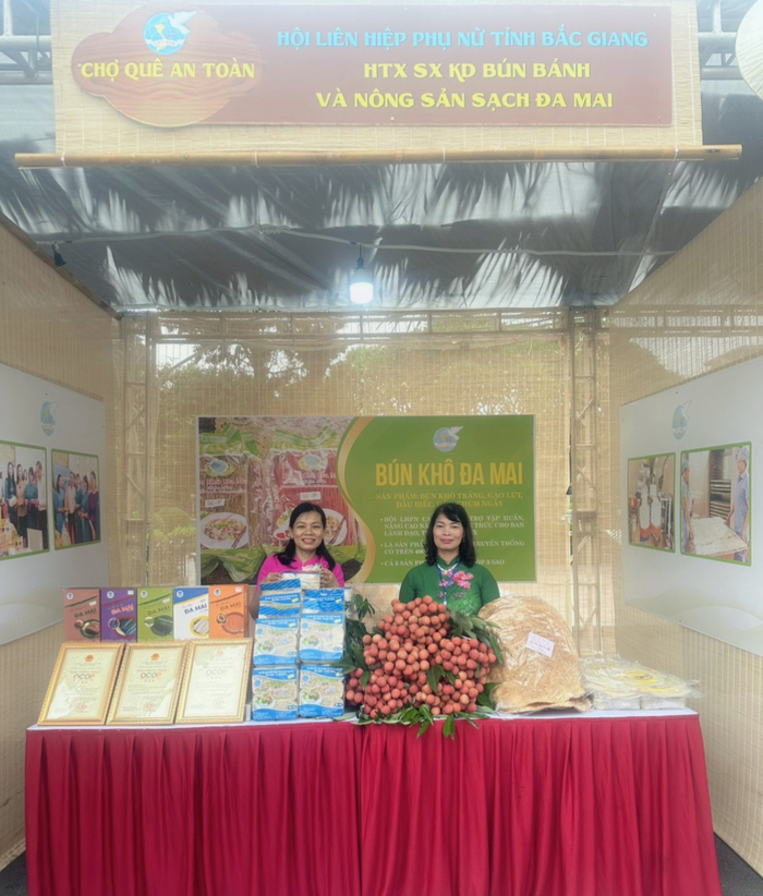 Phụ nữ Bắc Giang tham gia “Chợ quê an toàn” tại thành phố Hải Phòng - Ảnh 1.