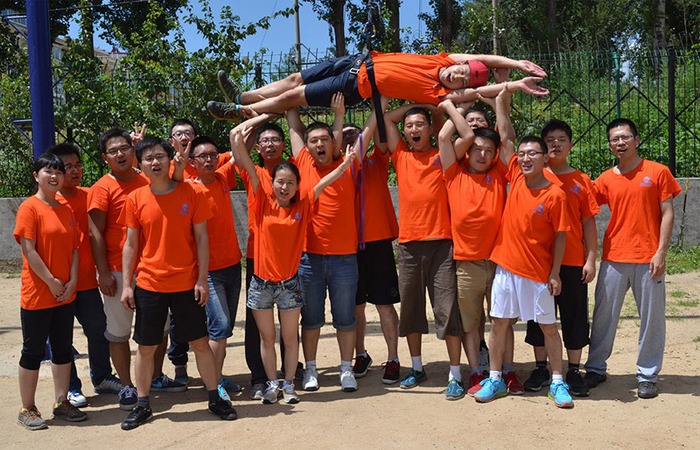 Những câu pha trò gây tổn thương của sếp khi đi team building - Ảnh 1.