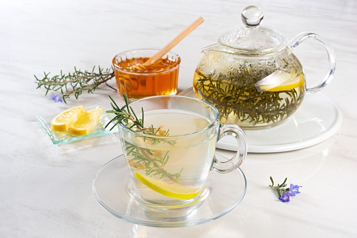 6 lý do nên thêm trà hương thảo vào danh sách thức uống tốt cho sức khỏe trong những tháng hè - Ảnh 1.