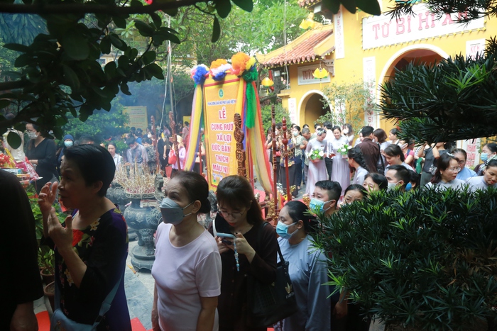 Hàng vạn người dân, Phật tử cùng đón Lễ Phật đản tại chùa Quán Sứ - Ảnh 16.