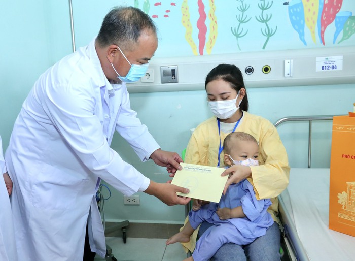 Phó Chủ tịch nước Võ Thị Ánh Xuân thăm và trao hỗ trợ trẻ em đang điều trị tại bệnh viện  - Ảnh 1.