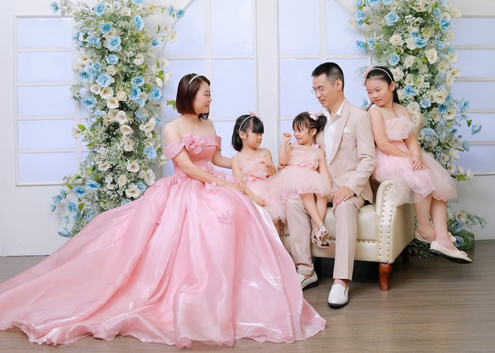 BTV Mai Hồng Thuận bên gia đình với những cô con gái đáng yêu