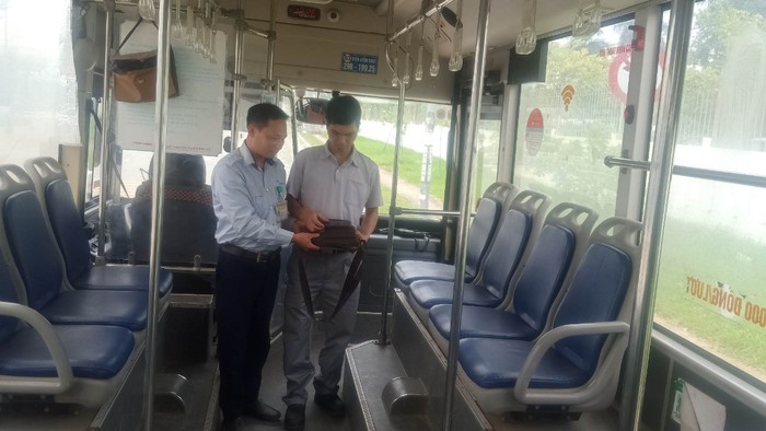 Tài xế xe buýt Hà Nội trả lại tài sản cho hành khách bỏ quên - Ảnh 1.