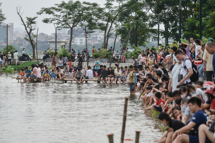 Người dân Hà Nội thích thú vui đùa với 12.000 con cá Koi trong ngày cuối tuần - Ảnh 1.