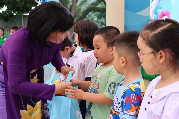 Trao quà cho 426 trẻ em mồ côi trong “Ngày hội gia đình hạnh phúc” của Quận 8 - Ảnh 2.