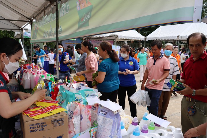 Trao quà cho 426 trẻ em mồ côi trong “Ngày hội gia đình hạnh phúc” của Quận 8 - Ảnh 4.