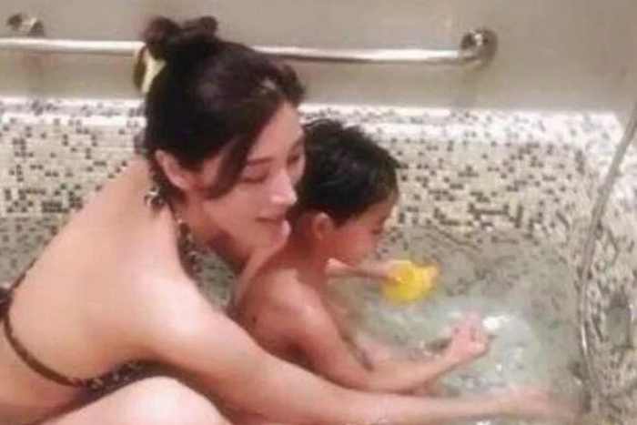 Con trai đòi tắm chung, phản ứng của người mẹ khiến gia đình tranh cãi - Ảnh 1.