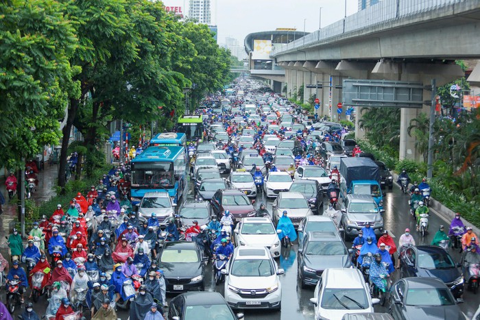 Cơn mưa lớn kéo dài hàng giờ gây ùn tắc, người Hà Nội chật vật đến công sở trong sáng đầu tuần - Ảnh 1.