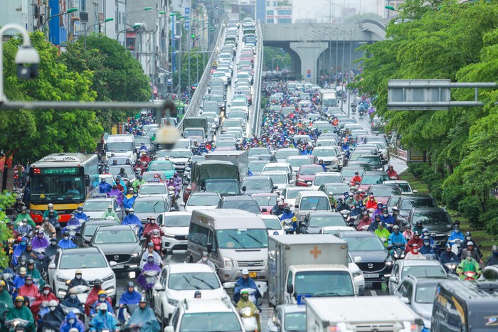 Cơn mưa lớn kéo dài hàng giờ gây ùn tắc, người Hà Nội chật vật đến công sở trong sáng đầu tuần - Ảnh 4.