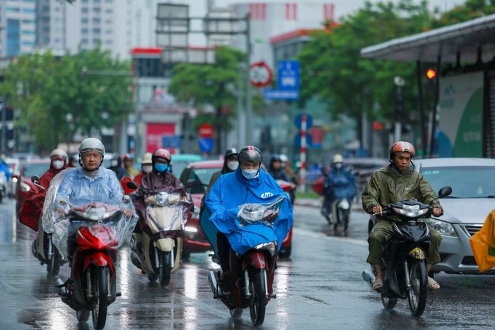 Cơn mưa lớn kéo dài hàng giờ gây ùn tắc, người Hà Nội chật vật đến công sở trong sáng đầu tuần - Ảnh 11.