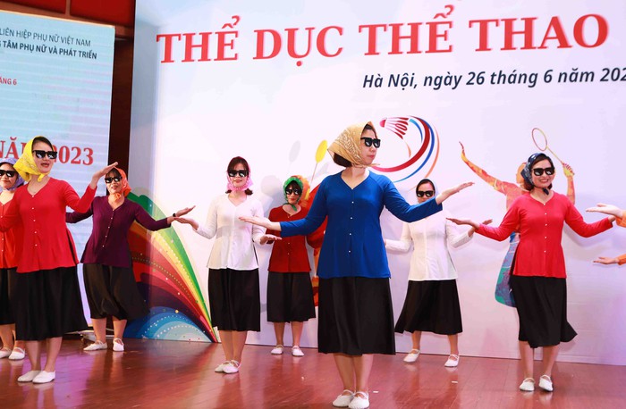 Gần 200 công đoàn viên Cơ quan TƯ Hội LHPN Việt Nam tranh tài dân vũ và cầu lông - Ảnh 8.