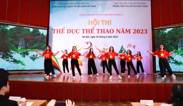 Gần 200 công đoàn viên Cơ quan TƯ Hội LHPN Việt Nam tranh tài dân vũ và cầu lông - Ảnh 5.