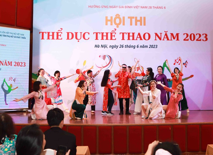 Gần 200 công đoàn viên Cơ quan TƯ Hội LHPN Việt Nam tranh tài dân vũ và cầu lông - Ảnh 16.