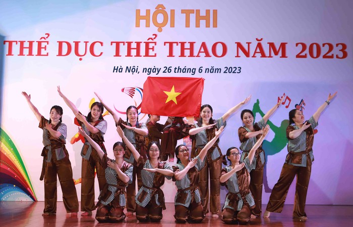 Gần 200 công đoàn viên Cơ quan TƯ Hội LHPN Việt Nam tranh tài dân vũ và cầu lông - Ảnh 3.