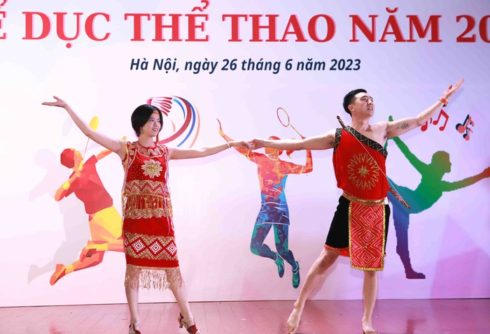 Gần 200 công đoàn viên Cơ quan TƯ Hội LHPN Việt Nam tranh tài dân vũ và cầu lông - Ảnh 10.