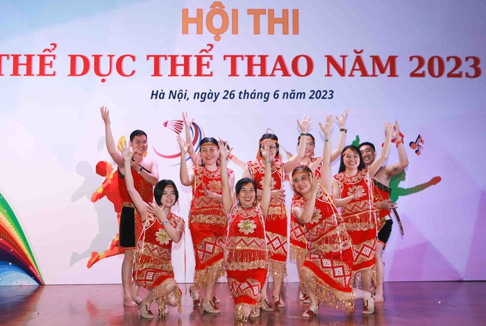 Gần 200 công đoàn viên Cơ quan TƯ Hội LHPN Việt Nam tranh tài dân vũ và cầu lông - Ảnh 9.