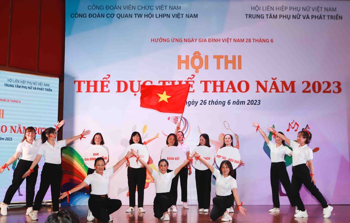 Gần 200 công đoàn viên Cơ quan TƯ Hội LHPN Việt Nam tranh tài dân vũ và cầu lông - Ảnh 4.