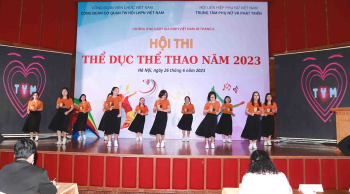 Gần 200 công đoàn viên Cơ quan TƯ Hội LHPN Việt Nam tranh tài dân vũ và cầu lông - Ảnh 11.