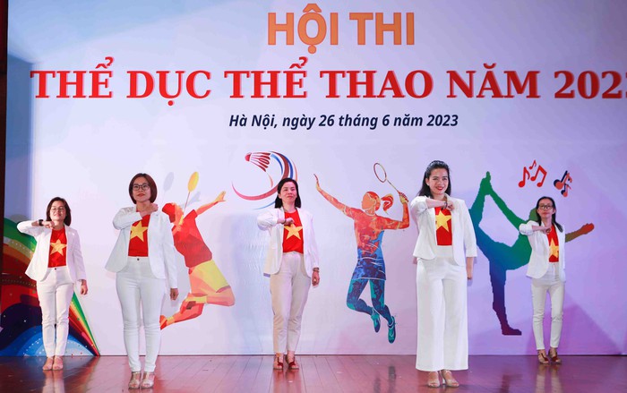 Gần 200 công đoàn viên Cơ quan TƯ Hội LHPN Việt Nam tranh tài dân vũ và cầu lông - Ảnh 12.