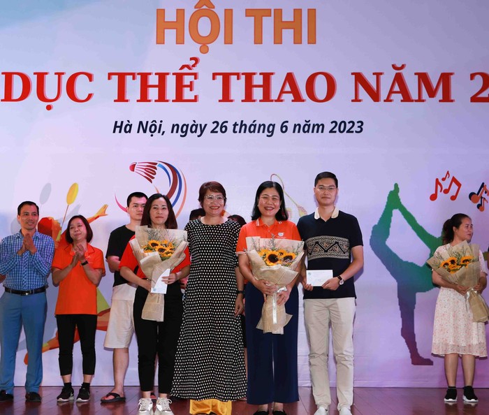 Gần 200 công đoàn viên Cơ quan TƯ Hội LHPN Việt Nam tranh tài dân vũ và cầu lông - Ảnh 21.