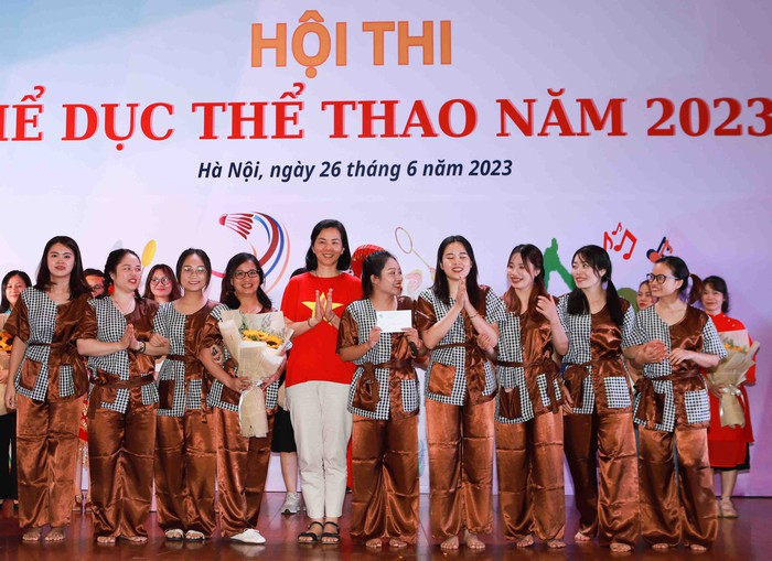 Gần 200 công đoàn viên Cơ quan TƯ Hội LHPN Việt Nam tranh tài dân vũ và cầu lông - Ảnh 1.