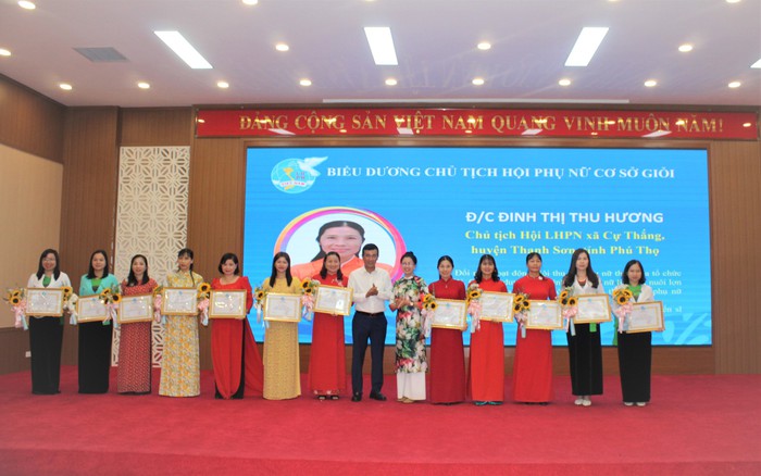 Phú Thọ: Trao bằng khen cho 35 Chủ tịch Hội phụ nữ cơ sở giỏi  - Ảnh 2.