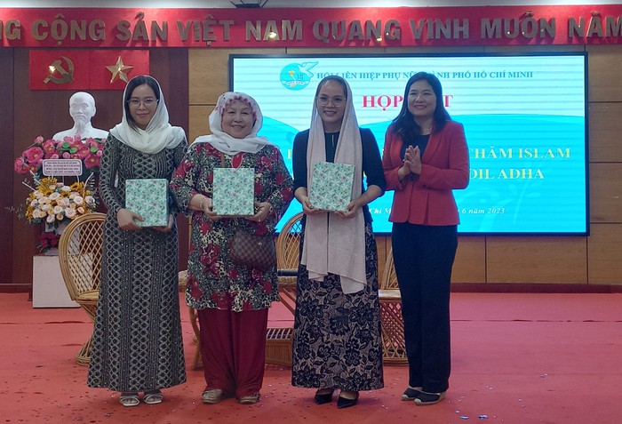 200 hội viên phụ nữ dân tộc Chăm nữ Islam nhận quà dịp đại lễ Raya Idil Adha - Ảnh 6.
