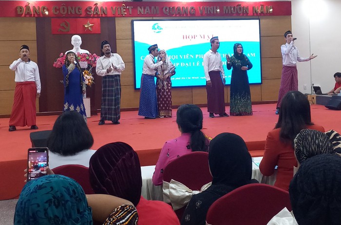 200 hội viên phụ nữ dân tộc Chăm nữ Islam nhận quà dịp đại lễ Raya Idil Adha - Ảnh 3.