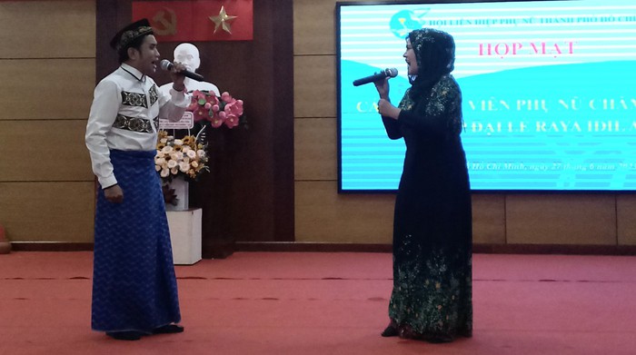 200 hội viên phụ nữ dân tộc Chăm nữ Islam nhận quà dịp đại lễ Raya Idil Adha - Ảnh 2.