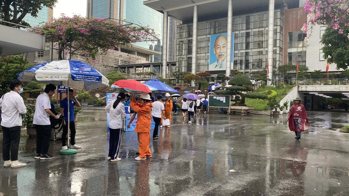 Mưa to nặng hạt, phụ huynh trao con cái ôm trong ngày đầu thi tốt nghiệp THPT - Ảnh 2.