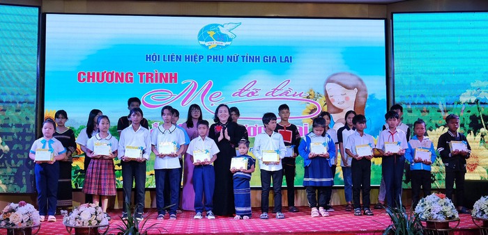Hội LHPN Gia Lai tôn vinh “Mẹ đỡ đầu” nhân Ngày Gia đình Việt Nam - Ảnh 2.