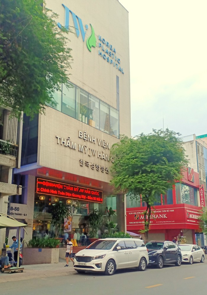 Kiện Bệnh viện JW Hàn Quốc vì ngực bị đau nhức, biến dạng sau thẩm mỹ - Ảnh 1.