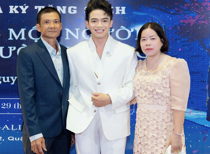 MC Hải Triều cùng bố mẹ trong buổi ra mắt sách