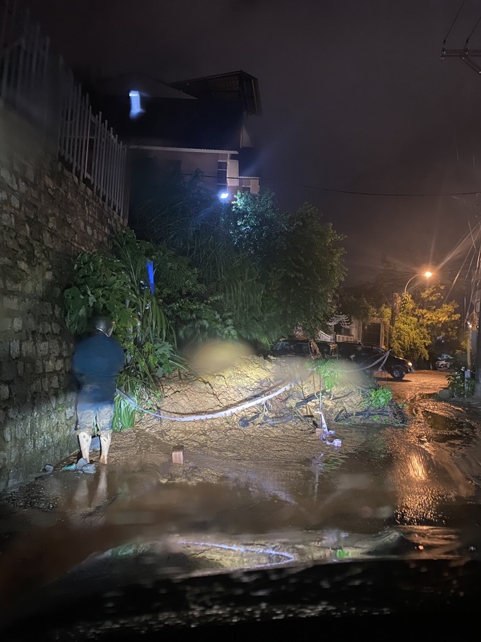 Sạt lở nghiêm trọng tại Đà Lạt sau mưa, một số người nghi mất tích - Ảnh 1.