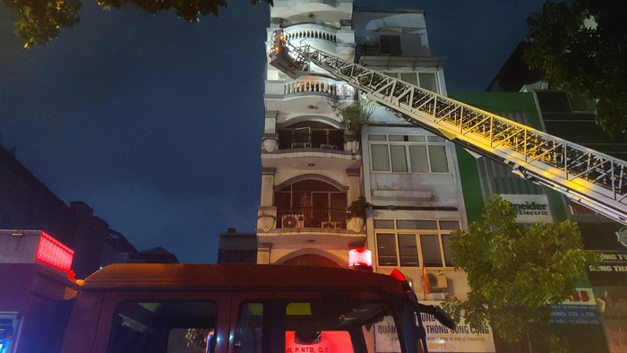Cháy nhà hàng 7 tầng ở trung tâm TP.HCM, dùng xe thang tìm kiếm người mắc kẹt  - Ảnh 1.