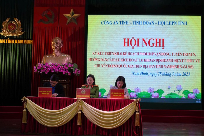 Phụ nữ Nam Định đẩy mạnh phong trào toàn dân bảo vệ an ninh tổ quốc trong tình hình mới - Ảnh 1.