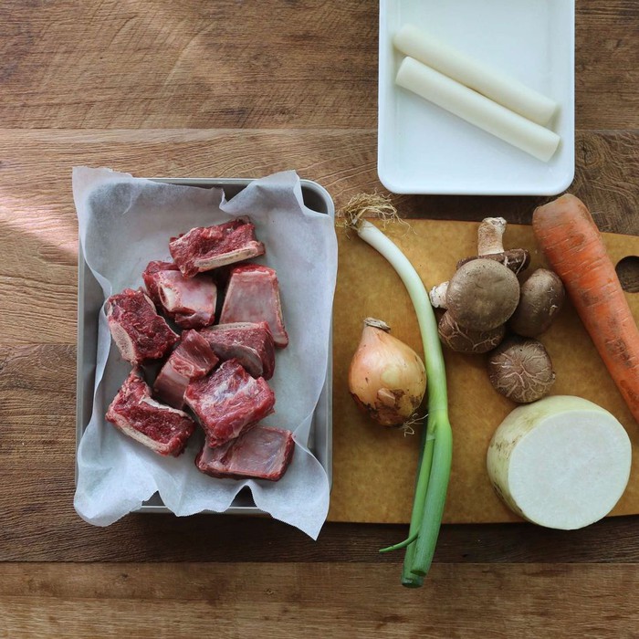 Mách bạn cách làm món sườn bò hầm thơm ngon, hấp dẫn siêu đơn giản - Ảnh 1.