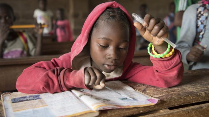 Châu Phi: Mối liên hệ giữa khoảng cách giáo dục và các nhóm tôn giáo - Ảnh 1.