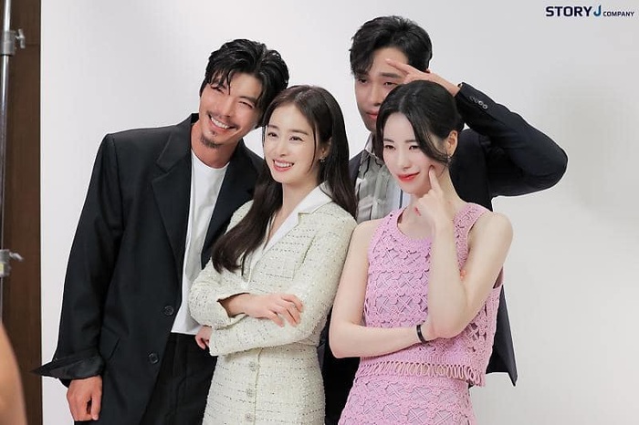 Loạt ảnh xinh xuất sắc của Kim Tae Hee ở họp báo phim mới - Ảnh 1.