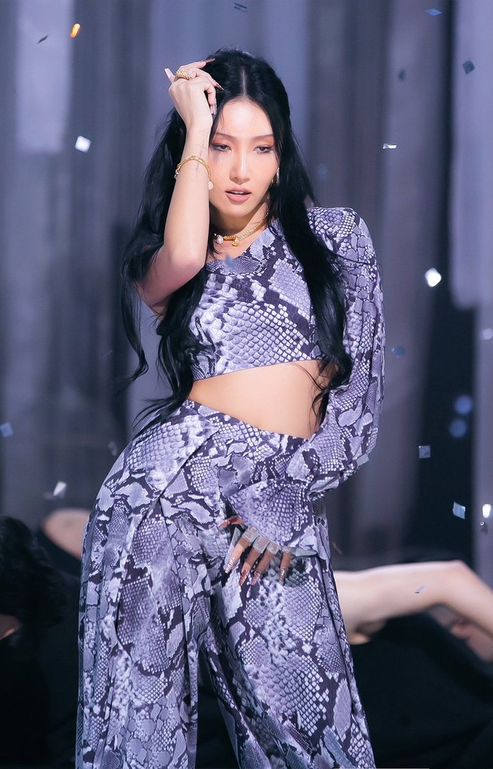 Nữ ca sĩ bốc lửa Hwasa (MAMAMOO) hẹn hò doanh nhân hơn 12 tuổi, chủ động theo đuổi đàng trai quyết liệt - Ảnh 1.