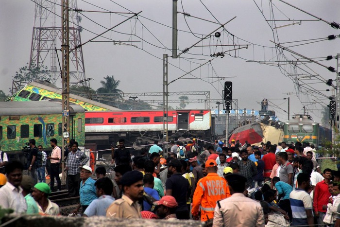 Toàn cảnh thảm họa đường sắt Ấn Độ: Cú bẻ lái trong giây lát tạo ra bi kịch tồi tệ nhất trong 20 năm - Ảnh 1.