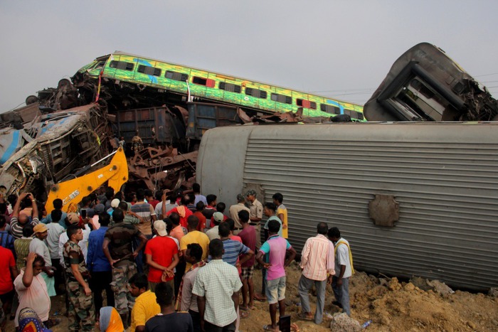 Toàn cảnh thảm họa đường sắt Ấn Độ: Cú bẻ lái trong giây lát tạo ra bi kịch tồi tệ nhất trong 20 năm - Ảnh 2.