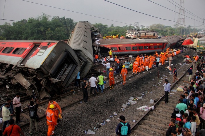 Toàn cảnh thảm họa đường sắt Ấn Độ: Cú bẻ lái trong giây lát tạo ra bi kịch tồi tệ nhất trong 20 năm - Ảnh 3.