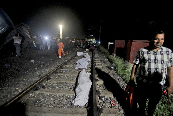 Toàn cảnh thảm họa đường sắt Ấn Độ: Cú bẻ lái trong giây lát tạo ra bi kịch tồi tệ nhất trong 20 năm - Ảnh 6.