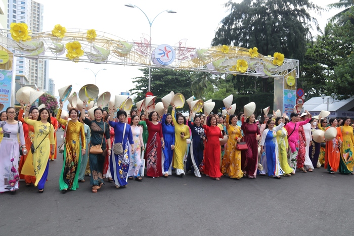 Khánh Hoà: Hơn 6.000 cán bộ, hội viên diễu hành áo dài nhân dịp Festival biển Nha Trang - Ảnh 4.