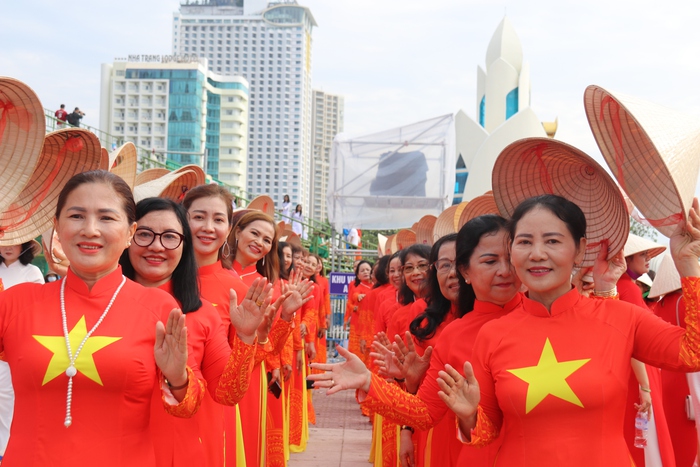 Khánh Hoà: Hơn 6.000 cán bộ, hội viên diễu hành áo dài nhân dịp Festival biển Nha Trang - Ảnh 1.