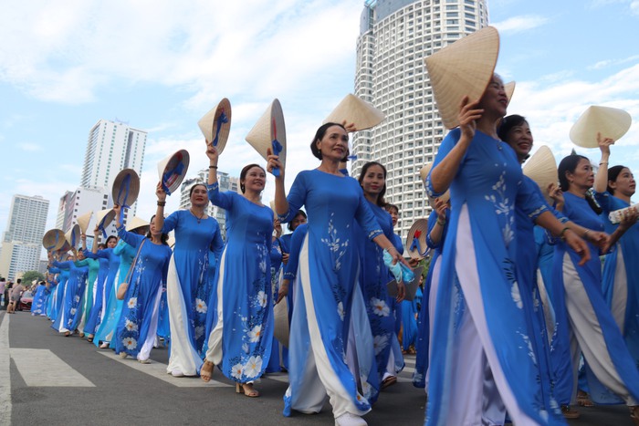 Khánh Hoà: Hơn 6.000 cán bộ, hội viên diễu hành áo dài nhân dịp Festival biển Nha Trang - Ảnh 3.